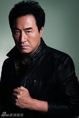 组图：杨立新多面写真 诠释舞台影视双重性格