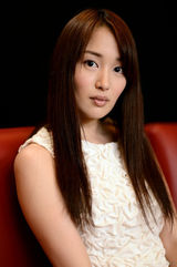 组图：电影《如沐爱河》演员写真 高梨临白裙清纯