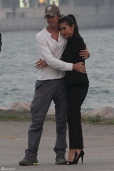 组图：李冰冰与《变4》导演合影遭捏脸