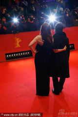 幻灯图：《孩子们没事》首映 朱丽安-摩尔黑裙性感