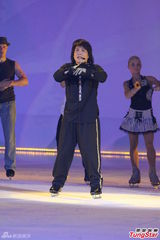 组图：伍佰领军冰上大跳花朵舞 曲婉婷冰上献唱