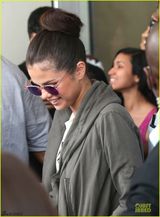 组图：赛琳娜与闺蜜海滩度假 比基尼秀诱人酥胸