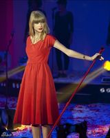 组图：泰勒-斯威夫特全红装献唱娇俏十足