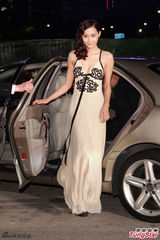 组图：陈法拉亮相 深V露背晚装秀身材