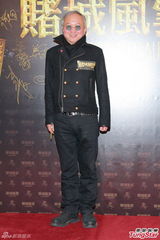 组图：《赌城风云》团拜 伍允龙为钟嘉欣备惊喜