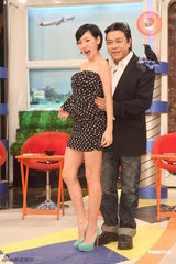 高清图：小S踩高跟鞋承认怀孕三月 称生女儿几率大