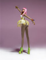 组图：俄男模疯狂模仿麻辣鸡 变粉红金刚引吐槽