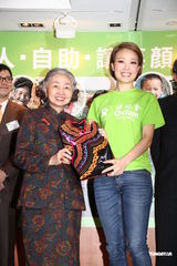 组图：容祖儿分享昆明探访感受 贺好友谢霆锋封帝