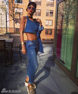 蕾哈娜真空穿背心春光侧露 龇牙嘟红唇俏皮(图)