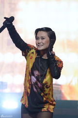 组图：李宇春上海开唱遭男舞者抱 父母首度现身