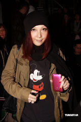 幻灯：郑秀文许志安相拥献唱 梁洛施李嘉欣捧场