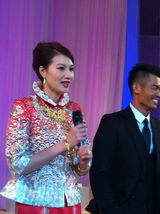 组图：林丹大婚穿军装亮相 谢杏芳幸福高举酒杯