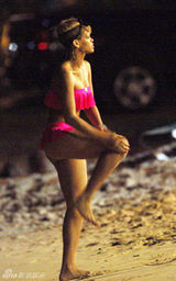 幻灯图集：蕾哈娜巴巴多斯度假 呼朋唤友大秀身材