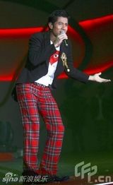 幻灯图：郭富城尾牙献唱 郭台铭拖娇妻幼女合家欢