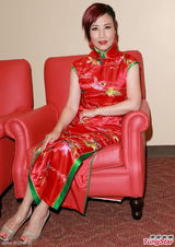 组图：汪明荃出席新春活动 大红旗袍登台受热捧