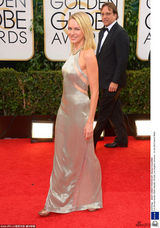 组图：娜奥米沃茨简洁金裙 腋下镂空春光迷人