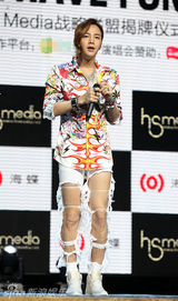 组图：张根硕破烂裤妩媚模仿MJ 笑骂老板是猪