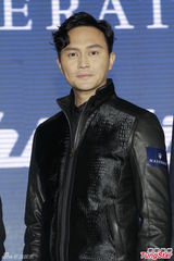 组图：张智霖皮衣有型 同场女星露底抛奶斗性感