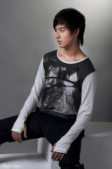 组图：赵文浩拍型男写真 走阶梯寓意步步高升