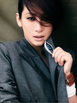 组图：秦海璐中性造型登封面 演绎成熟童真魅力