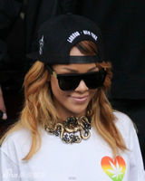 组图：蕾哈娜黑短裙秀美腿 大方邀歌迷车内合影