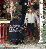 组图:阿尔芭印花外套为女拍照 小女圣诞装萌翻