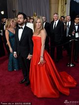 组图：安妮斯顿红裙大气 和男友贾斯汀秀恩爱