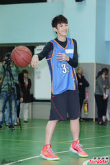 组图：柯震东亮相学校篮球场秀球技