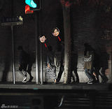 张钧甯携母探班何润东 准丈母娘提前见姑爷？(图)