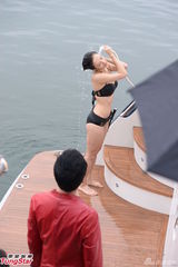 组图：《法网嚣雄》探班 王君馨比基尼上演出浴记