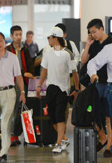 组图：李咏一身休闲装回京 闸口巧遇孙兴