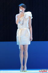 组图：梁咏琪着白色斜肩裙献歌惊艳全场