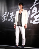 高清组图：朴海日宣传新片《弓》 文彩苑甜美亮相