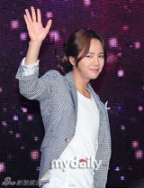 组图：张根硕将亚洲巡演 出席活动献飞吻