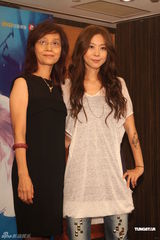 组图：陈绮贞演唱会加场顺利落幕 开香槟庆功