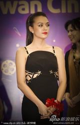 组图：隋棠亮相釜山秀性感 张榕容露背裙争艳