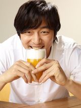 组图：韩星孔侑拍咖啡店广告 温柔微笑吸引目光