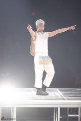 组图：郭富城小巨蛋开唱展过人舞技HIGH翻全场
