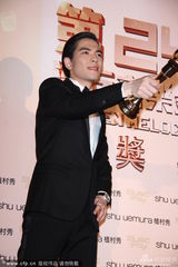 组图：萧敬腾获最佳国语男歌手 兴奋摆造型