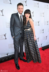 高清组图：佐伊-丹斯切尔性感格纹礼服低胸露背