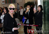 组图：JYJ三子赴日排练亮相机场墨镜酷帅遮面