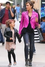 组图：阿尔芭与女儿亲子装现身 囧娃摇滚范抢镜