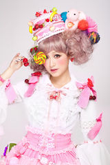 组图：琳琳化身甜点公主 展现夏季甜蜜潮流