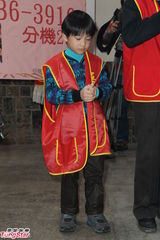 组图：小小彬一家五口关怀独居老人现场温馨