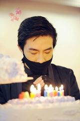 组图：网曝俞灏明2012年庆生照 戴口罩拥抱粉丝