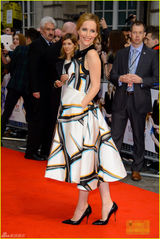 组图：卡梅隆与莱斯利斗艳 乳神阿普顿小露双峰