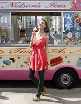 组图：张歆艺伦敦街头写真曝光 冰激凌女孩甜美清新