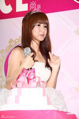 组图：郭书瑶生日忙抢金 进账百万想当包租婆