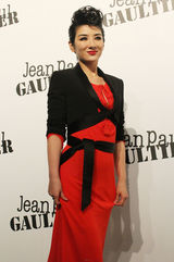 组图：黄奕时尚秀“红与黑”干练妩媚