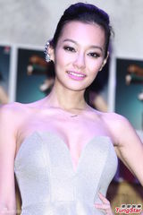 组图：台湾女星王思佳发片 抛奶露底搏版面